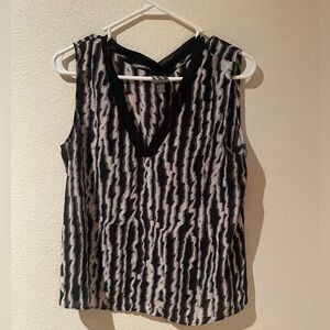 Worthington V Neck Sleeveless Tank Top Size Medium.